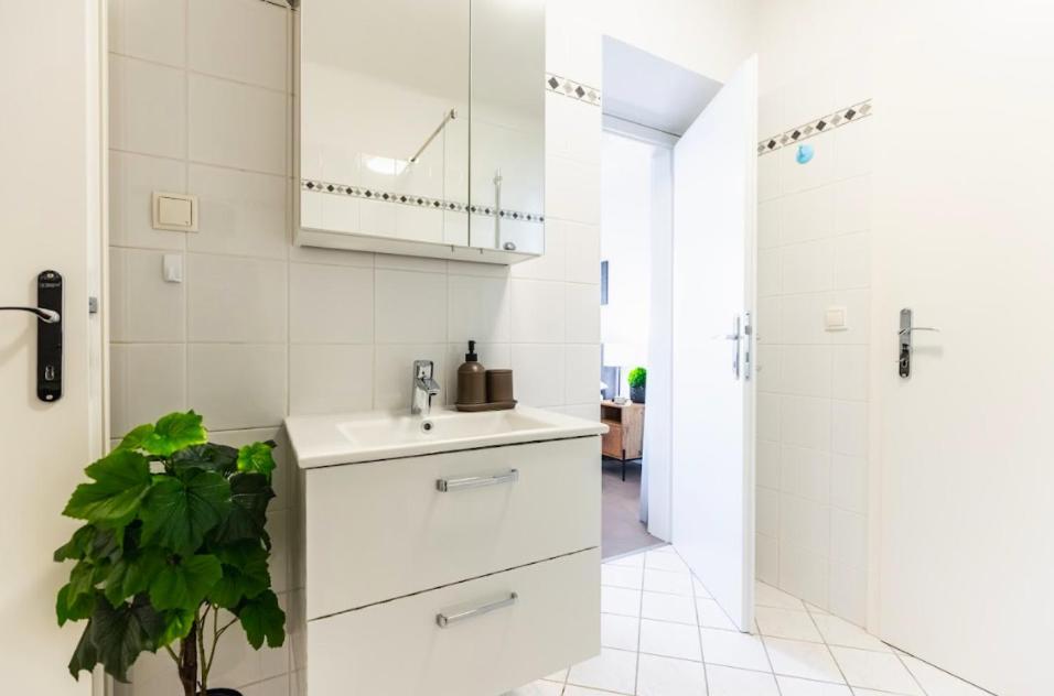 Experience Central Vienna From A Stylish And Modern Apartment Bagian luar foto